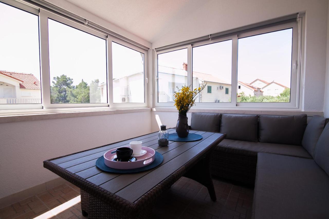 Family Apartments Brach Bol Exterior foto